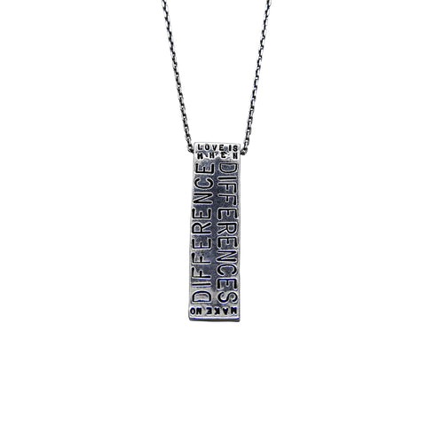 PENDENTIF PLAQUE "LOVE IS"