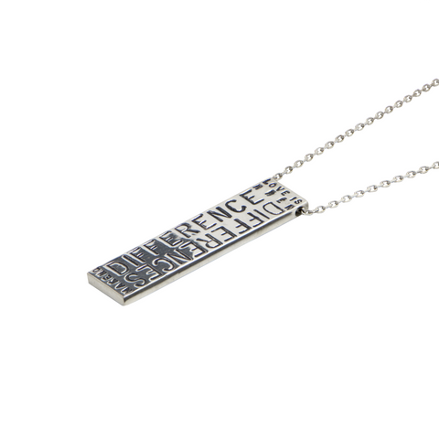 PENDENTIF PLAQUE "LOVE IS"